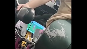 Preview 2 of 3way Bi - Se mete el leggins y se sube la playera,  para que le vea como se le marca la tanguita 1