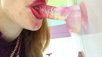 Preview 3 of England Girl Team Xxx - Vends-ta-culotte - Jeune fille sexy fait une pipe bien baveuse &agrave_ son gode-ventouse - Violette des &eacute_toiles