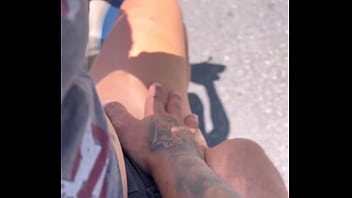 Preview 2 of Bradra Sister Sexcom - Uber moto mulher Bate punheta pro passageiro encima da moto! No fim da corrida ela faz coisa inusitada com a boca e o cuzinho dela molhado !