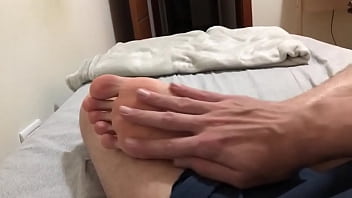 Preview 4 of Super Hero Xxx Sex - Massagem relaxante nos p&eacute_s!!