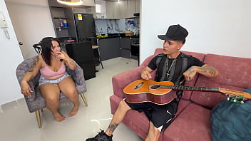 Preview 2 of Vika Shaving - Maestro de musica se aprovecha de su cliente para darle una clase de organo y le echa su crema en su cara.