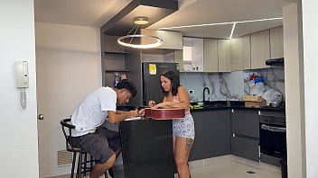 Preview 1 of Vika Shaving - Maestro de musica se aprovecha de su cliente para darle una clase de organo y le echa su crema en su cara.
