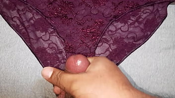 Preview 3 of Zonporn Video - Jugando y echando leche en las panties preferidas de mi amiga en su casa