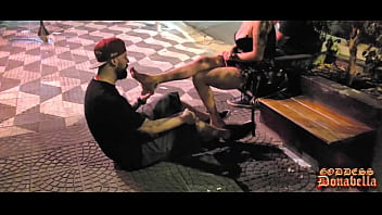 Preview 3 of First Time To Fuck Hard - Flagrei a Anjinha Oficial tendo seus p&eacute_s adorados pelo meu escravo no centro de s&atilde_o paulo enquanto Binho Ted s&oacute_ assiste