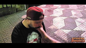 Preview 4 of First Time To Fuck Hard - Flagrei a Anjinha Oficial tendo seus p&eacute_s adorados pelo meu escravo no centro de s&atilde_o paulo enquanto Binho Ted s&oacute_ assiste