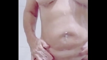 Preview 3 of Jane N Bond - Loira vagabunda toma banho sem corno do seu marido saber. Essa vagabunda adora dar buceta rosadinha e cuzinho.