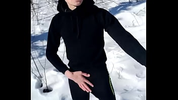 Preview 1 of Gf Asshole - Спорт хлопчик дрочить взимку на галявині в лісі