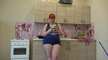 Preview 1 of Xxxci Movi - Mature BBW with big booty wanted to make zucchini dinner but first stuffed this zucchini in her hairy pussy. Organic masturbation at the kitchen and wide vagina.