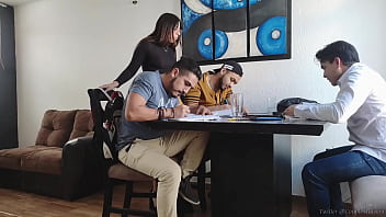 Preview 1 of Sex Ma Kinh Di - Alumnos aprovechan que la maestra se pone caliente y se la follan todos Gangbang (1/2)