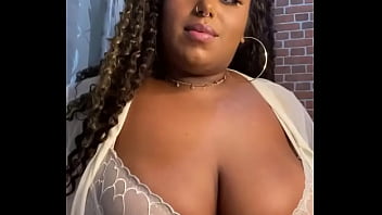 Preview 1 of Brutal Porn Ffm - Morena Peituda gostosa exibindo seu belo decote - Folgosa Xxx na webcam