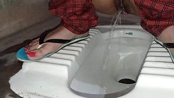Preview 2 of Hit Mom Night Sex - Peeing in toilet ladki full HD with DESISLIMGIRL