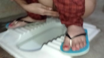 Preview 4 of Hit Mom Night Sex - Peeing in toilet ladki full HD with DESISLIMGIRL