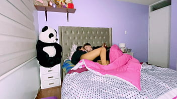 Preview 1 of Hurry My Dad Come Home At - Noche de pel&iacute_culas con mi novia y tenemos sexo intenso en mi habitaci&oacute_n por primera vez ( C&aacute_mara escondida )