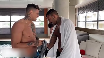 Preview 2 of Desi Bhabhi Fingering - Erick Diaz e Bruno Hot Encontrou Com Vizinho Na Piscina Acabou Fazendo Uma DP