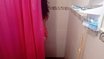 Preview 1 of Cogiendo Con Nios - Cada vez que mi esposa entra al ba&ntilde_o pongo una camara escondida para poder espiarla y termino follando como toda una gran puta culona