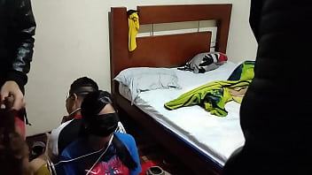 Preview 2 of Desi Kurri - Entramos  a una casa y estaba el Sugar con sus dos esposa terminamos follando a los dos esposa