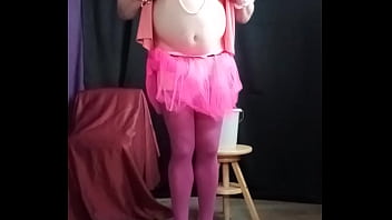 Preview 1 of Big Tits Gials - Als sissy crossdresser plasje doen en ondeugend spelletje spelen