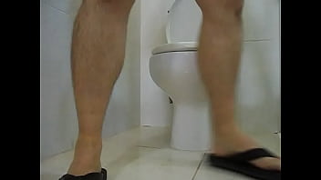 Preview 1 of Mfc Anna Wow - Meu V&iacute_deo caseiro fodendo e gozando nas minhas havaianas power e usando meu chinelo mormai