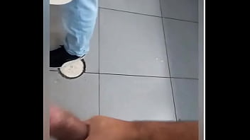 Preview 3 of Karitana Karif Inda - quando vou mijar em banheiro publico os caras ficam loucos com meu pau,  completo RED
