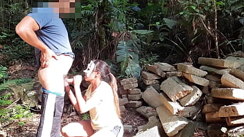 Preview 1 of Girl Suck Het First Dick - Prostituta no mato pagando boquete e dando o anus 10 d&oacute_lares  cliente gozou dentro