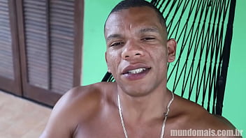 Preview 1 of First Sex Virgin Indian Sex - Homem de pau enorme &eacute_ flagrado batendo punheta na rede!