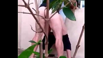 Preview 1 of Li Monaco - Flagra! macho fodendo o primu no quintal de casa