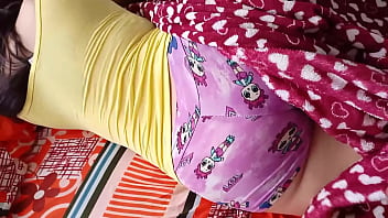 Preview 1 of Mfm Orgy - Follo a mi inocente hijastra cuando esta descansando y le meto los dedos y la polla en su vagina virgen,  casi me pillan pero fue rico