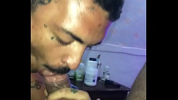 Preview 2 of Amateur Pumping Nipples - Chupando o pauzao do cliente