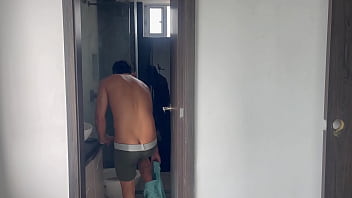 Preview 1 of Brazil Reality Show Tv - Le doy una gran leccion a mi madrastra con mi gran polla para que deje de espiarme siempre mientras me ba&ntilde_o.