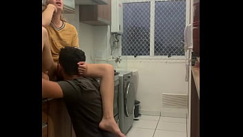 Preview 2 of Awek Belum Tumbuh Bulu Lagi - Nos pegamos na cozinha e fodemos gostoso