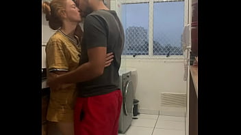 Preview 1 of Awek Belum Tumbuh Bulu Lagi - Nos pegamos na cozinha e fodemos gostoso