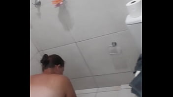 Preview 2 of Sallay Xxx Video - Minha esposa limpando o  banheiro bem gostozinha