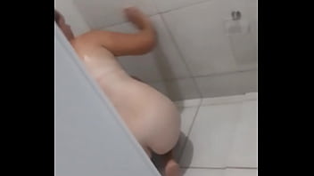 Preview 1 of Sallay Xxx Video - Minha esposa limpando o  banheiro bem gostozinha