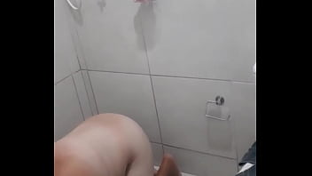 Preview 4 of Sallay Xxx Video - Minha esposa limpando o  banheiro bem gostozinha
