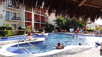 Preview 1 of Dounlod Vidio Comxxx - La chica acostada en la orilla de la alberca es evitaloveporn el pendejo que est&aacute_ con el cel es un desconocido que no sab...