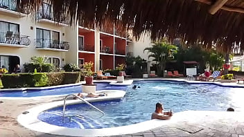Preview 4 of Dounlod Vidio Comxxx - La chica acostada en la orilla de la alberca es evitaloveporn el pendejo que est&aacute_ con el cel es un desconocido que no sab...
