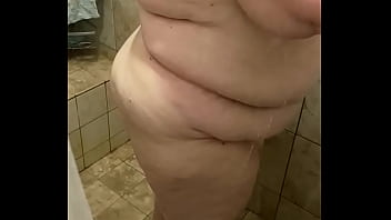 Preview 2 of Livecam Buste - BBW MILF caught washing up in the shower