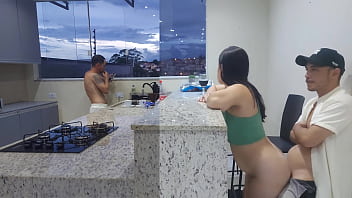 Preview 3 of Simol Gril - Fodendo esposa gostosa na cozinha at&eacute_ ela gozar,  enquanto corno lava a lou&ccedil_a