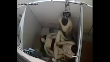 Preview 2 of Dehati Sil Pek - Ragazza Indiana scopata da tre ragazzi in un bagno pubblico