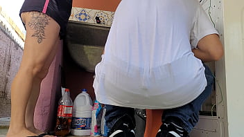 Preview 1 of Publik Fun Talk - Dona de casa casada paga t&eacute_cnico de m&aacute_quina de lavar com a bunda enquanto marido esta fora