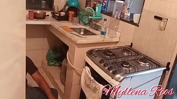 Preview 2 of Priyanka Xxx3 - Amador - Myllena Rios Esposa de corno seduz Leo ogro o encanador e &eacute_ fodida duramente por ele na cozinha.