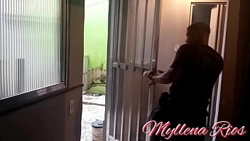 Preview 1 of Priyanka Xxx3 - Amador - Myllena Rios Esposa de corno seduz Leo ogro o encanador e &eacute_ fodida duramente por ele na cozinha.