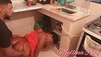 Preview 4 of Priyanka Xxx3 - Amador - Myllena Rios Esposa de corno seduz Leo ogro o encanador e &eacute_ fodida duramente por ele na cozinha.