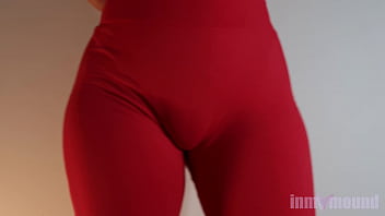 Preview 3 of Wwwbarzzers Videocom - Parte 2 - Provando novas cal&ccedil_as Leggings que nem youtuber. Na parte 1 eu n&atilde_o resisti em mostrar a bucetinha,  nesse aqui ficou s&oacute_ o cap&ocirc_ de fusca. - Inmymound
