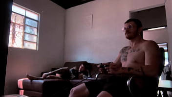 Preview 2 of Y Comix - Bastidores da grava&ccedil_&atilde_o chupando o Carmona jogando video game