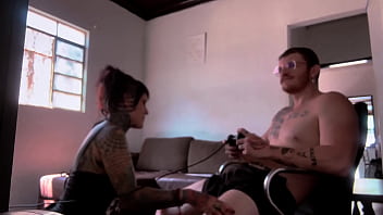 Preview 3 of Y Comix - Bastidores da grava&ccedil_&atilde_o chupando o Carmona jogando video game