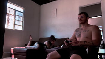 Preview 1 of Y Comix - Bastidores da grava&ccedil_&atilde_o chupando o Carmona jogando video game