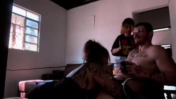 Preview 4 of Y Comix - Bastidores da grava&ccedil_&atilde_o chupando o Carmona jogando video game