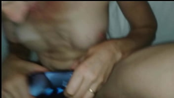 Preview 1 of Licking Women Vagina Videos - Sexo Gostoso com a Casada Catarinense e o Corno Liga na Hora Atrapalhando a Filmagem que a Esposa Estava Fazendo para Ele