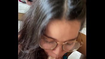 Preview 3 of Japan Girl Fuck In Bus - Nerd morena e peituda fazendo boquete profundo no pau grande do Wellington Prado de costas pro espelho de shorts jeans